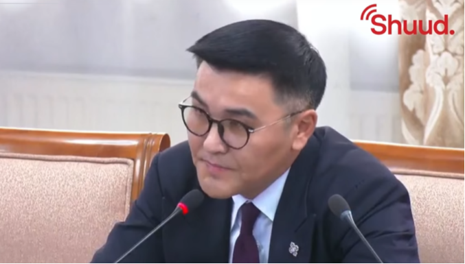 УИХ-ын гишүүн Ч.Лодойсамбуу: Энэ ЗГ-ийн сайд нар шиг онгироо, давилуун сайд нар харж байсангүй. Ардаа ерөнхийлөгчтэй болохоороо томроод байдаг юм уу? 20 жилийн дотор ийм онгироо сайд нар үзсэнгүй...